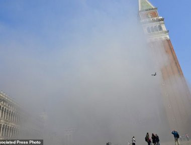 Βενετία: Πανικός στην πλατεία του Αγίου Μάρκου όταν ληστές για να κλέψουν κοσμηματοπωλείο έριξαν καπνογόνα (βίντεο)